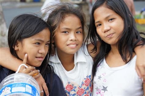 Exploring Filipina Women On The Streets Of Manila